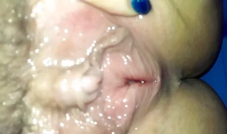 女孩在玩完彼此后做裸体瑜伽