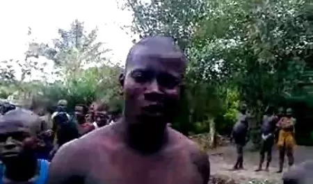 日本女佣在厨房里获取小圆面包