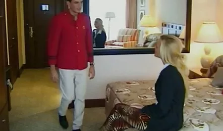 假山雀秘书Alyssa Lynn采取公鸡