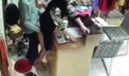 在红色长沙发的美好的Anjelica性