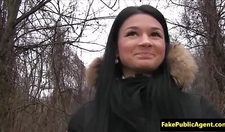 紧张的女同性恋娃娃做一些甜蜜的69动作