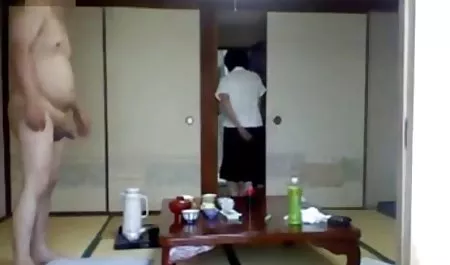 荡妇在疯狂的狂欢中获得DAP