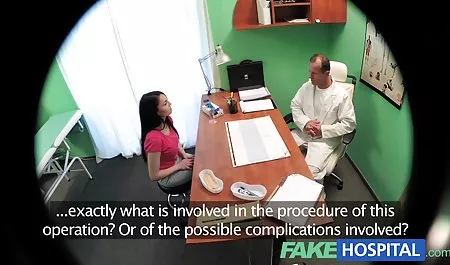 角质女孩奥布里和夏洛特互相玩耍