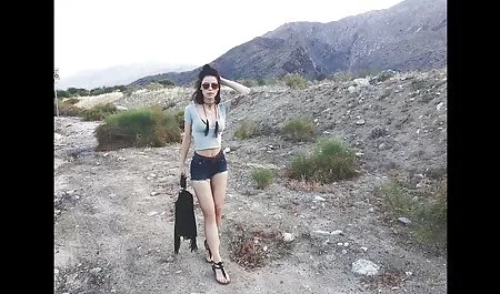 吮在公共公共汽车站的白肤金发的女孩迪克